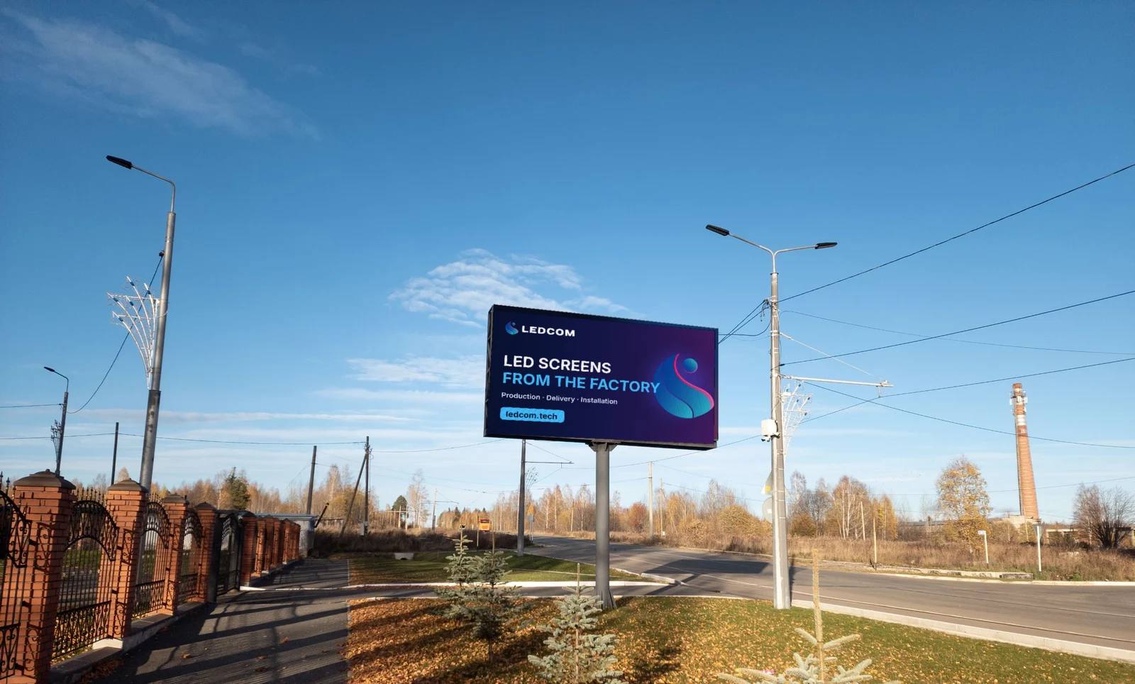 Outdoor 6×3 m LED billboard with LEDCOM advertising