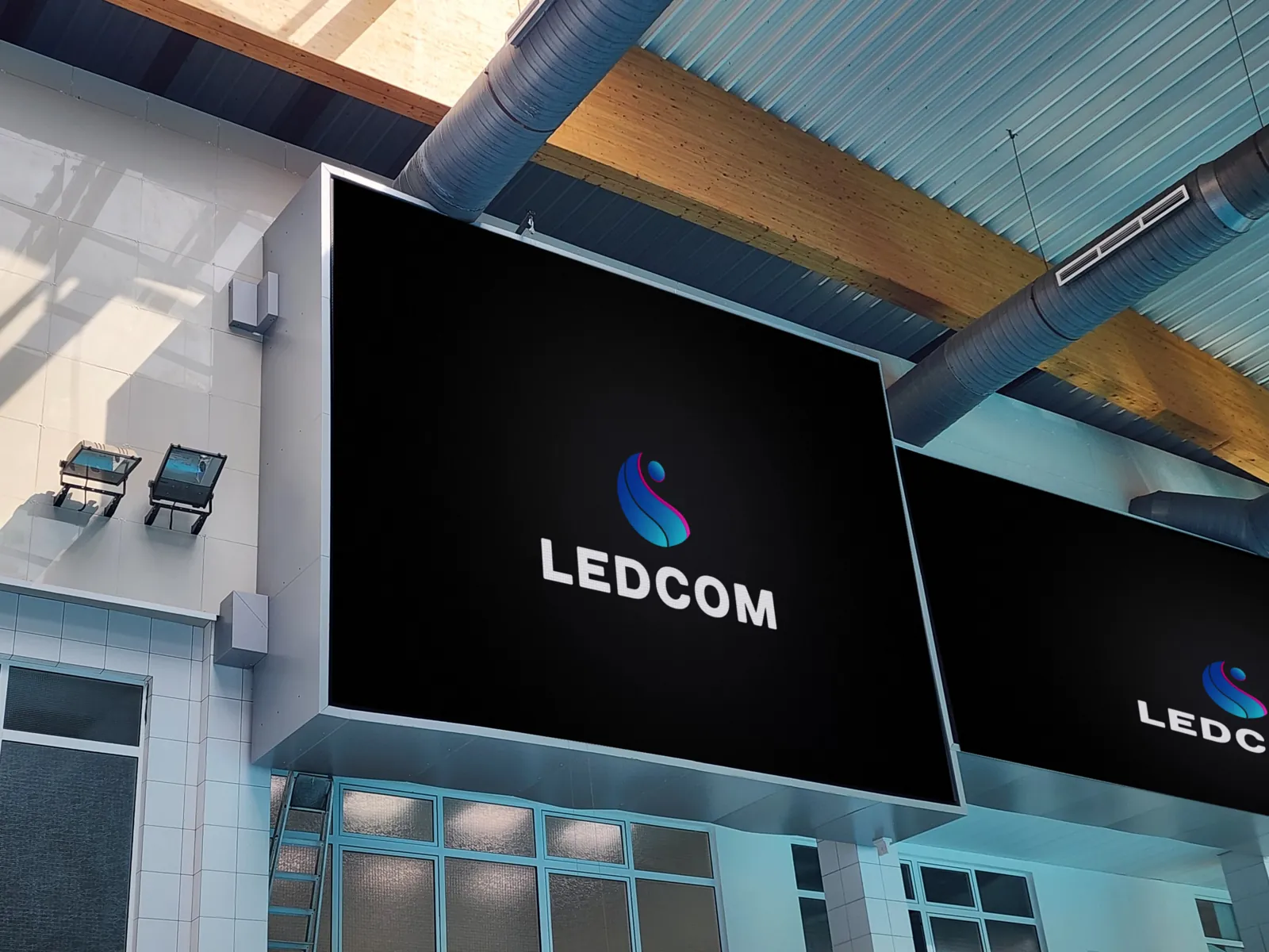 Два светодиодных экрана LEDCOM IP65 над бассейном