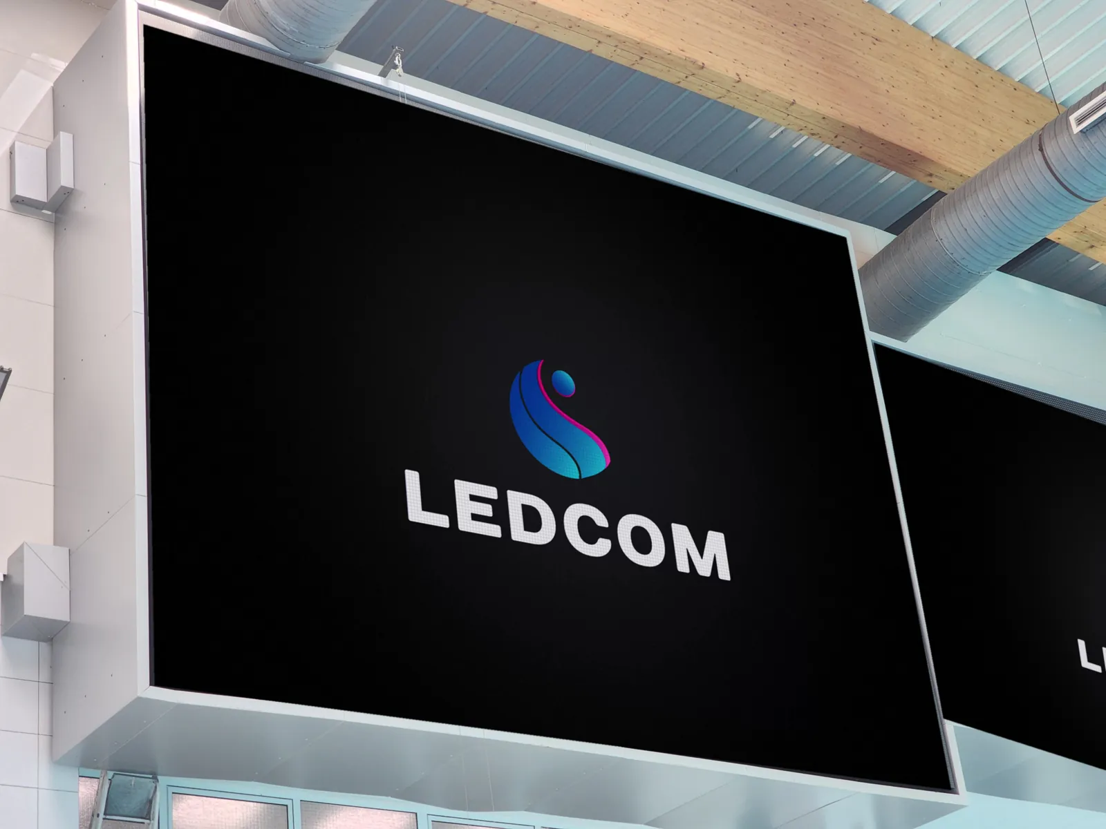 Светодиодный экран LEDCOM IP65 в зале бассейна, крупный план