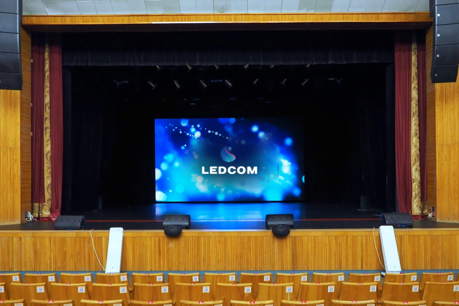 Светодиодный экран LEDCOM на сцене дома культуры